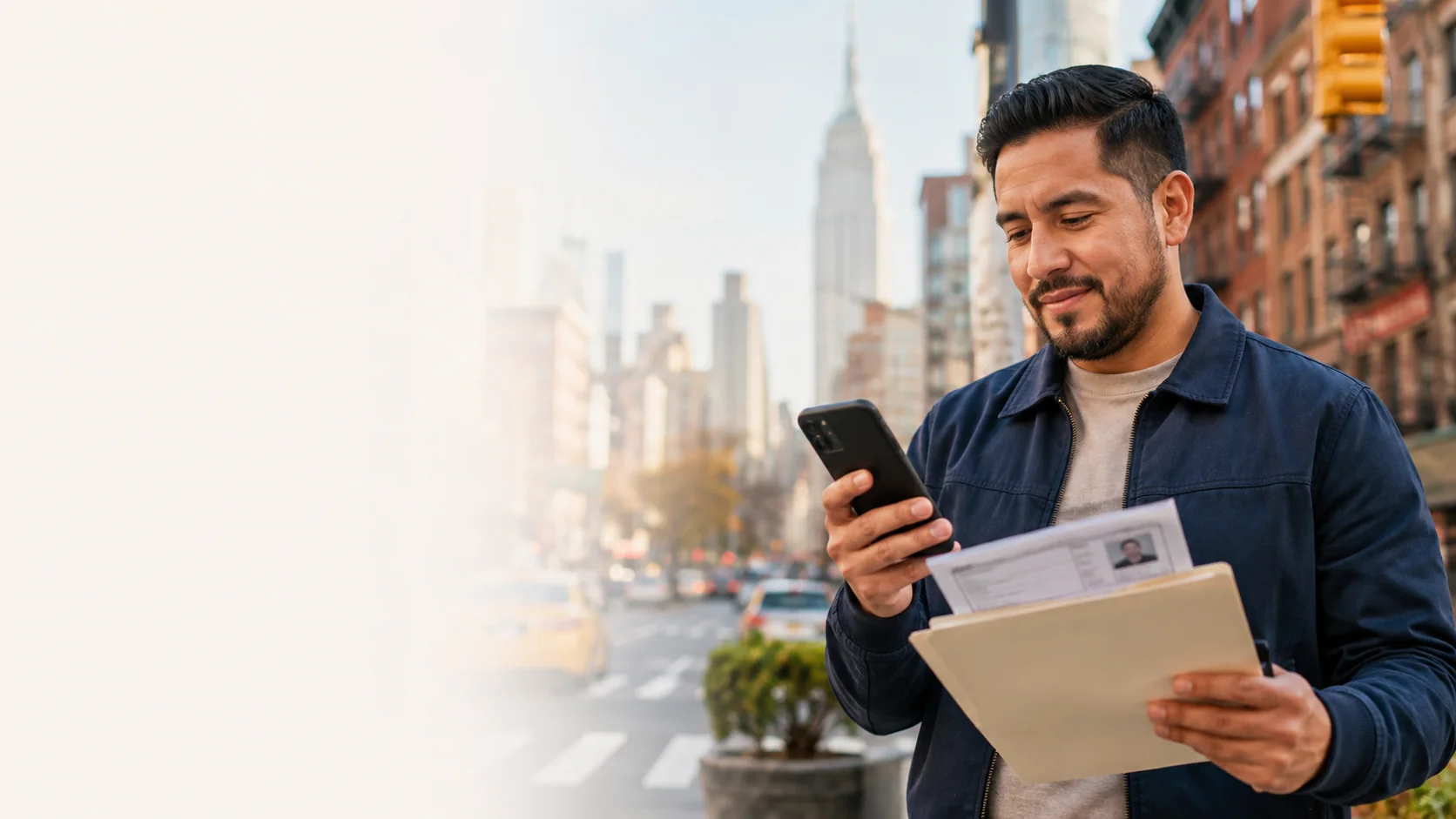 Conductor en Nueva York revisando información de su vehículo